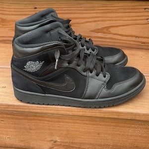 Jordan 1 Triple Black
